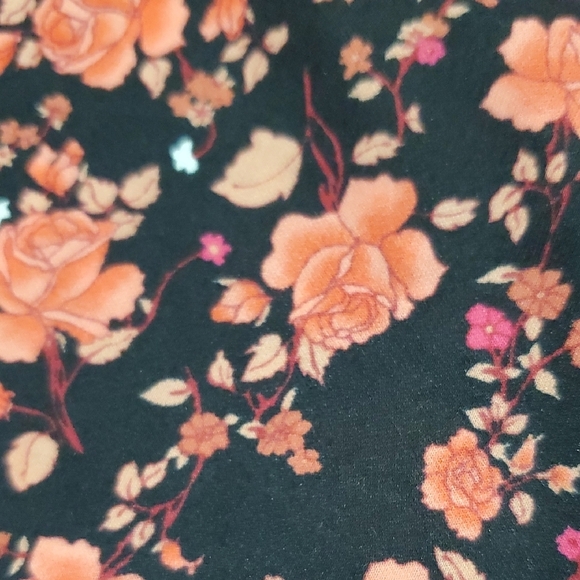 Que Pink and Black Floral Rose Lightweight V-Neck 3/4 Sleeve Nightie - Picture 7 of 9